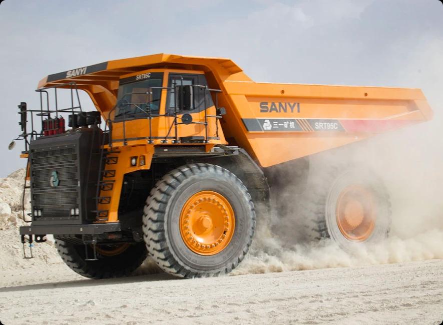 Большой самосвал Sany SRT95C едет по грунтовой дороге