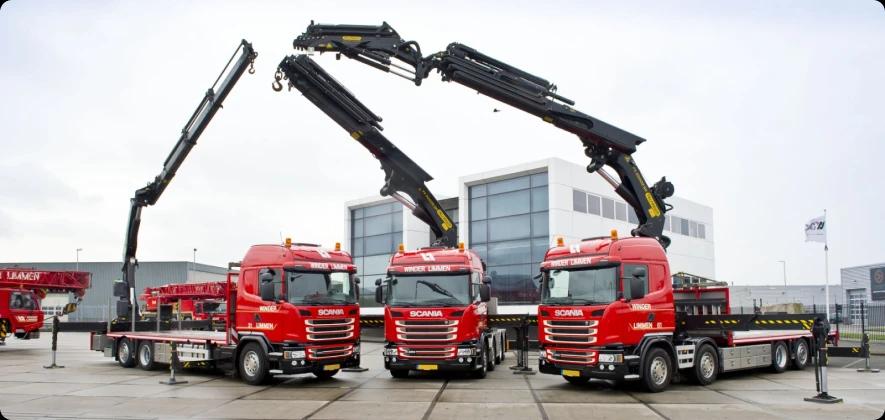 Три грузовика Scania, припаркованные на парковке